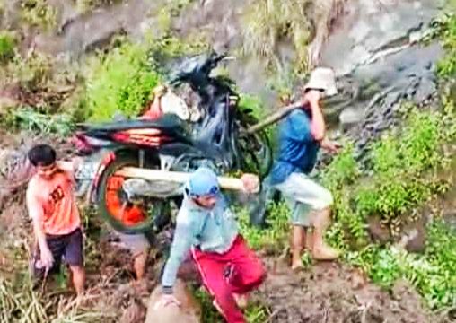 Warga Simbuang Tana Toraja Terpaksa Pikul Motor Lewati Material Longsor