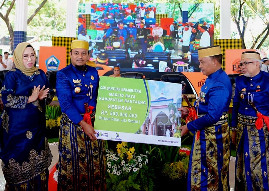 Gubernur Serahkan Bantuan Rp 800 Juta Untuk Masjid Raya Bantaeng