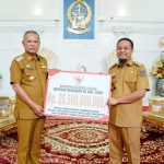 Gubernur Sulsel Serahkan Bantuan Keuangan Rp 25,5 Miliar untuk Kabupaten Luwu