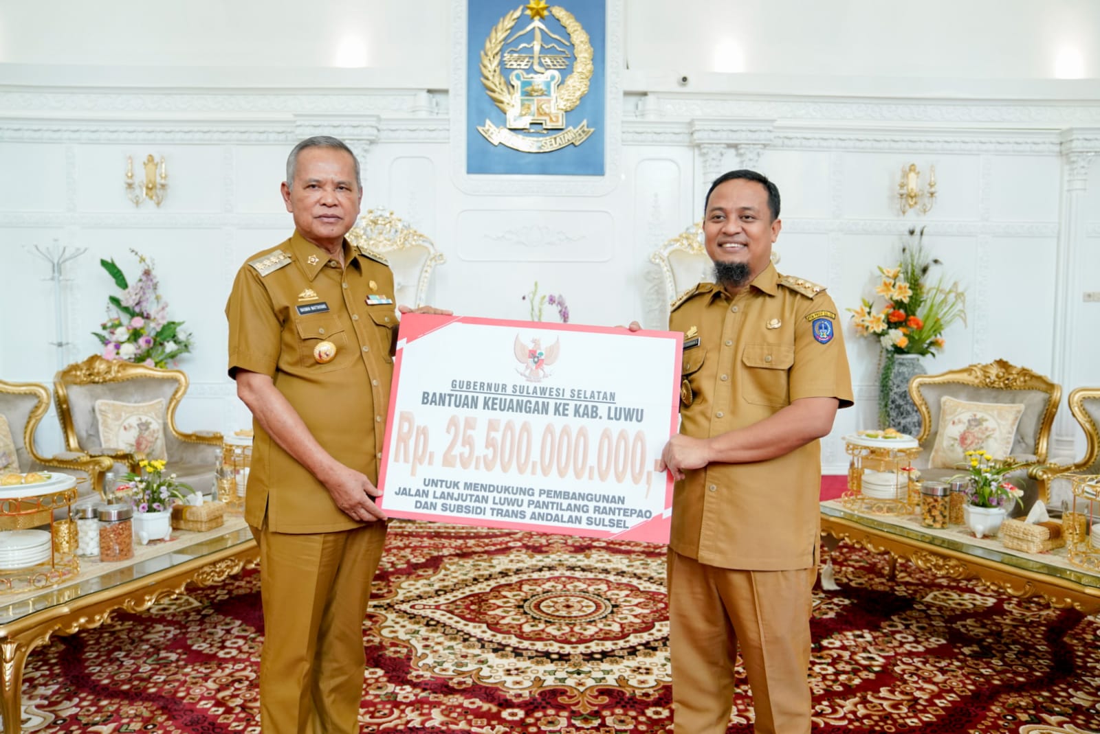 Gubernur Sulsel Serahkan Bantuan Keuangan Rp 25,5 Miliar untuk Kabupaten Luwu 1 Gubernur Sulsel Serahkan Bantuan Keuangan Rp 25,5 Miliar untuk Kabupaten Luwu