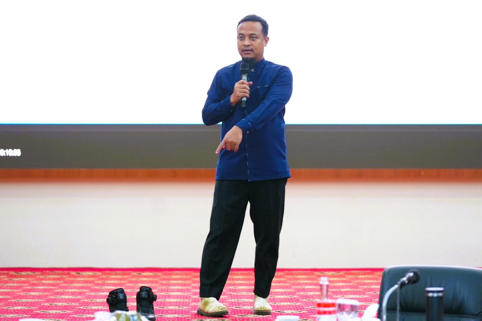 Dorong Penggunakan Produk Dalam Negeri, Gubernur Andi Sudirman Tersorot Kenakan Sepatu Produk UMKM di Maros