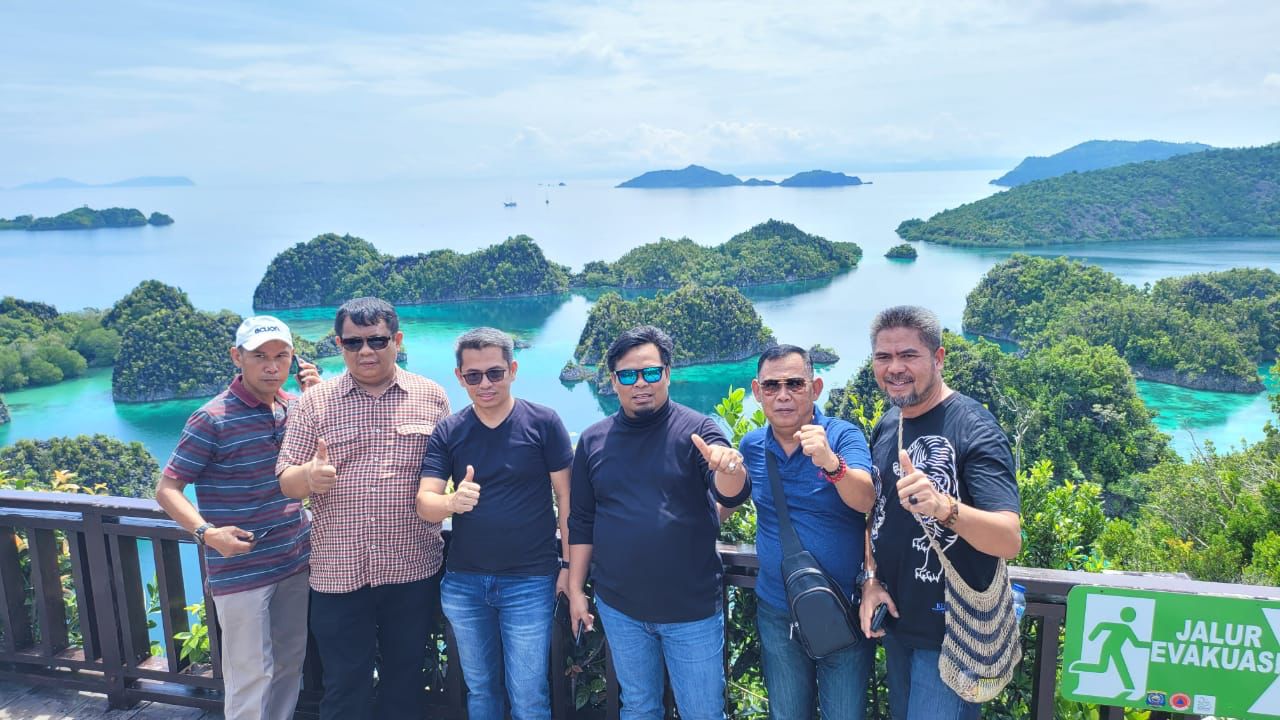 Eksekutif dan Legislatif Kompak Liburan ke Raja Ampat, Kantor Bupati hingga DPRD Enrekang Kosong