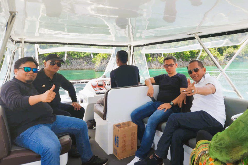 Eksekutif dan Legislatif Kompak Liburan ke Raja Ampat, Kantor Bupati hingga DPRD Enrekang Kosong
