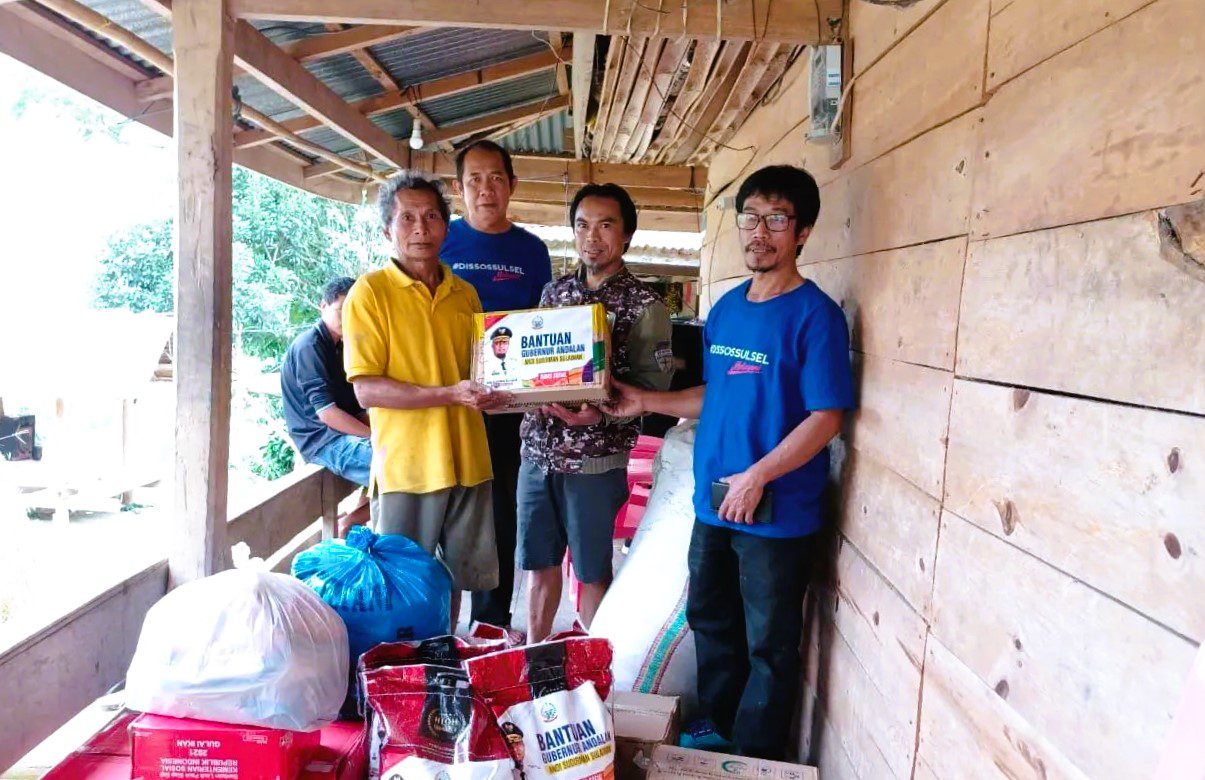 Gubernur Sulsel Salurkan Bantuan ke Korban Kebakaran dan Angin Puting Beliung di Toraja