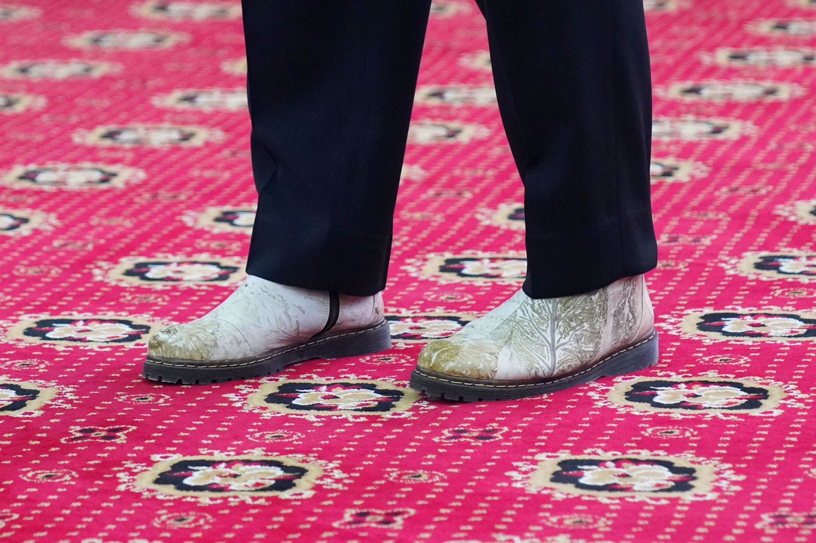 Dorong Penggunakan Produk Dalam Negeri, Gubernur Andi Sudirman Tersorot Kenakan Sepatu Produk UMKM di Maros