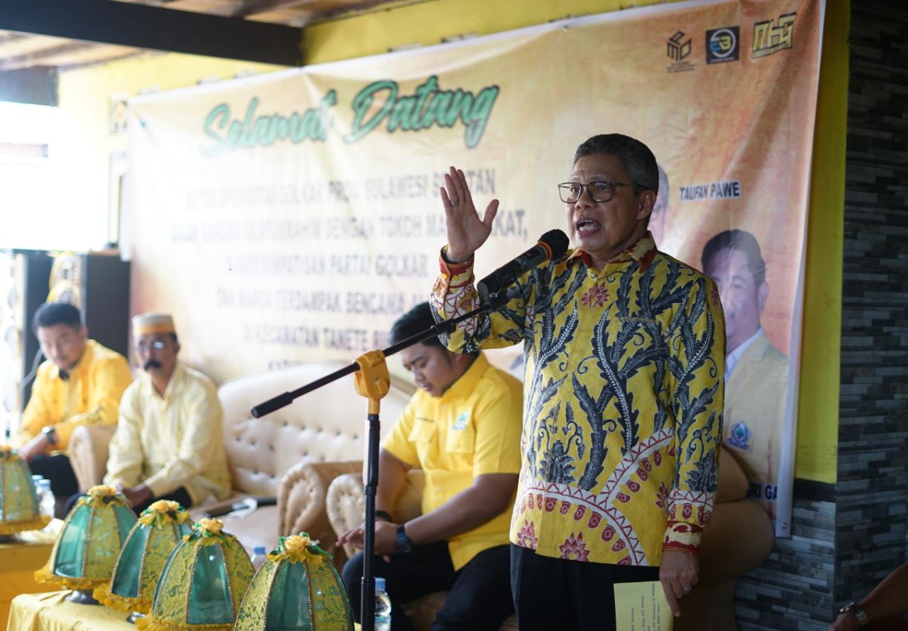 Taufan Pawe Salurkan Ratusan Paket Sembako untuk Korban Angin Puting Beliung di Barru