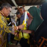 Taufan Pawe Salurkan Ratusan Paket Sembako untuk Korban Angin Puting Beliung di Barru