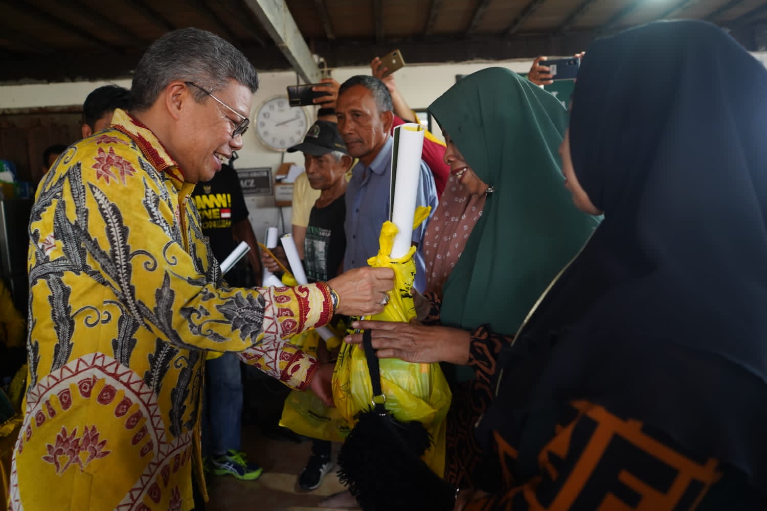 Taufan Pawe Salurkan Ratusan Paket Sembako untuk Korban Angin Puting Beliung di Barru