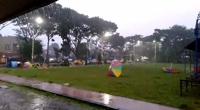 Lapak Pedagang di Lapangan Bakti Rantepao Porak Poranda Diterjang Angin Kencang