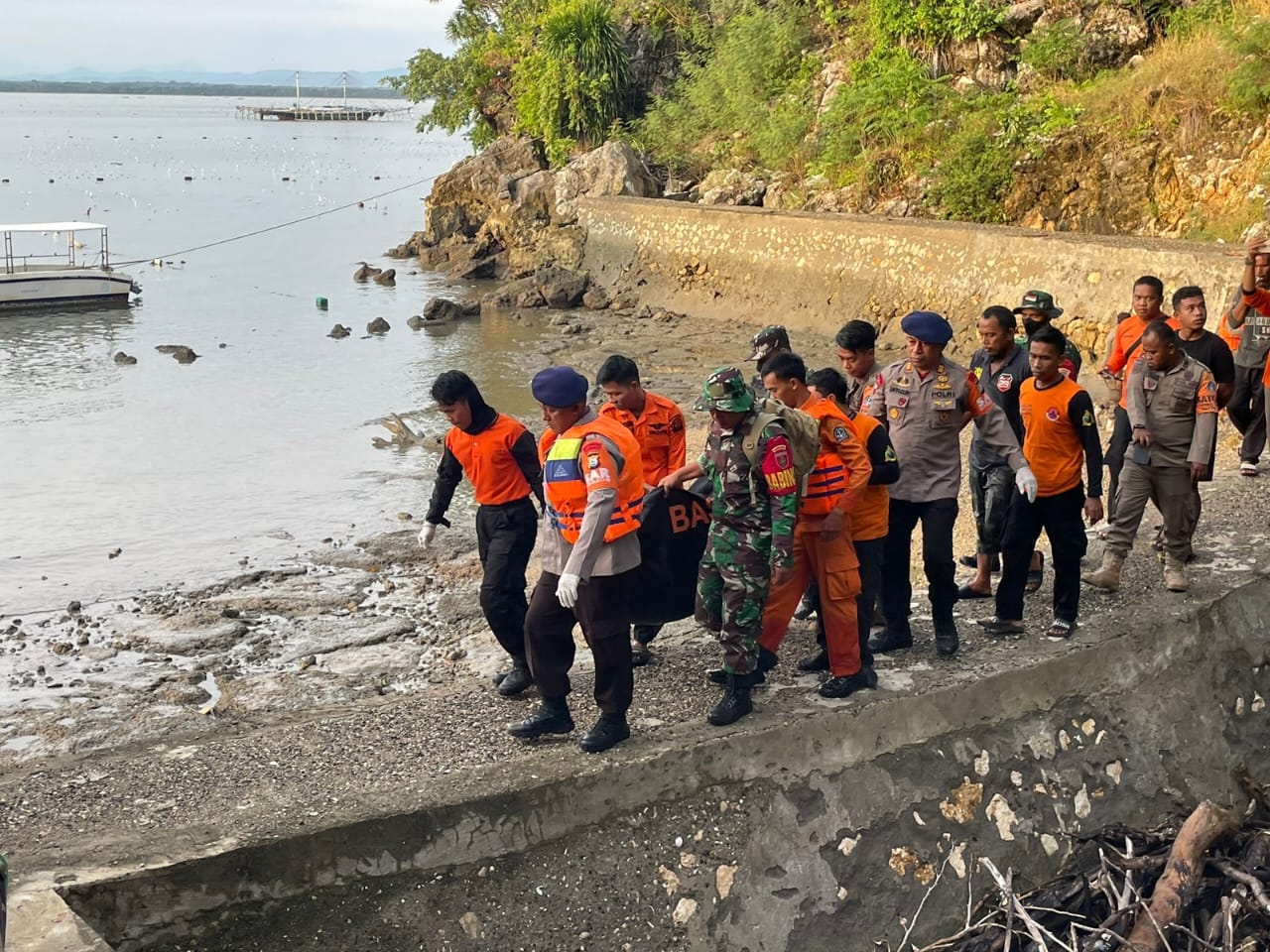 Tim SAR Gabungan Evakuasi Remaja 17 Tahun Hilang di Perairan Palette Bone