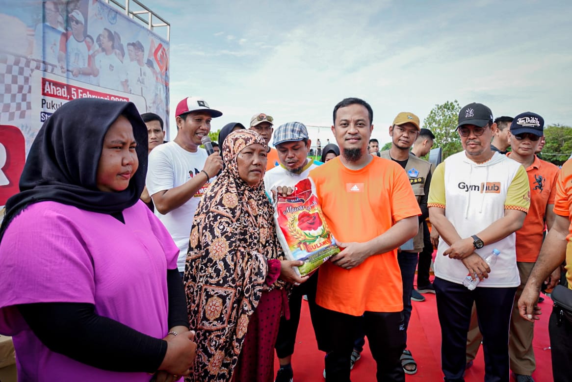 Gubernur Andi Sudirman Salurkan Bantuan Kepada Warga Terdampak Relokasi Pantai Merpati di Bulukumba