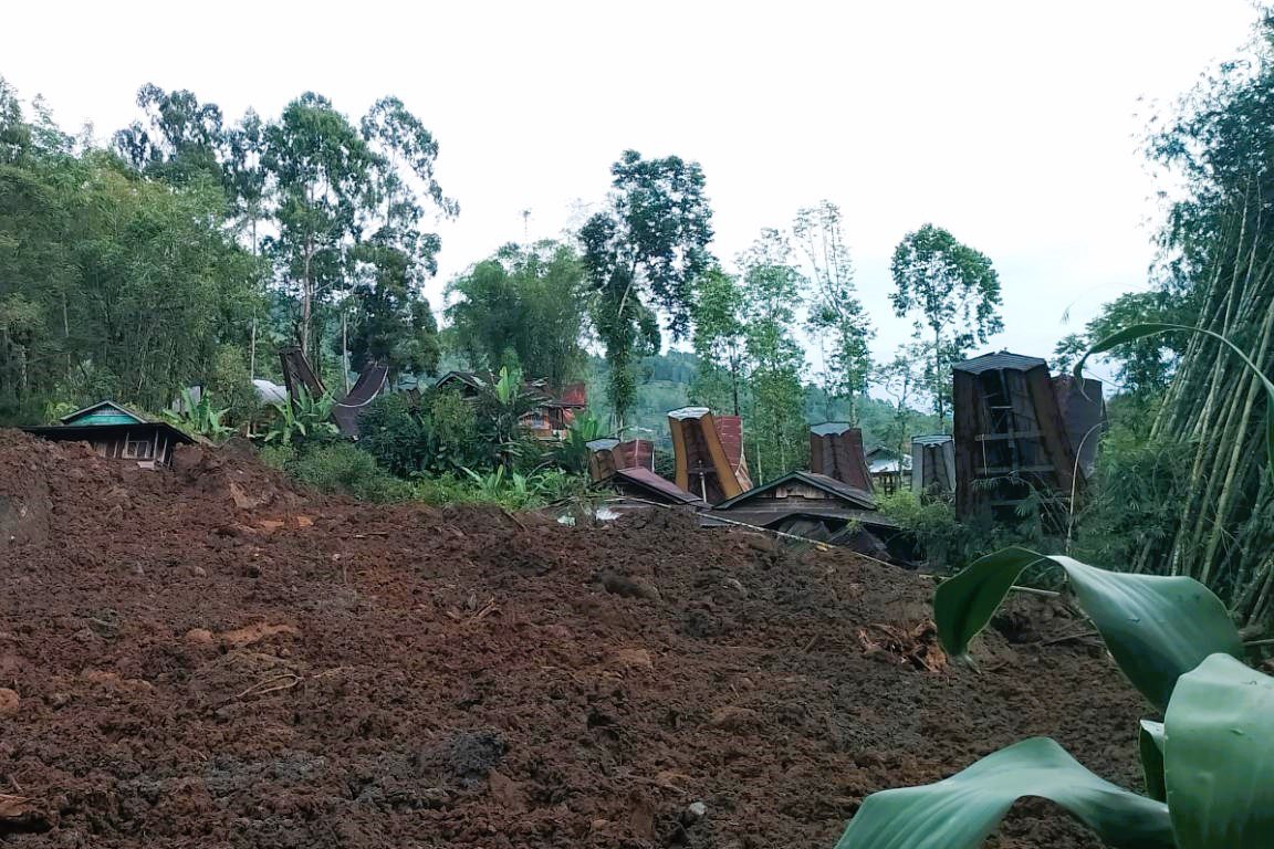 Gunung Tertinggi di Toraja Longsor, Puluhan Warga Diungsikan 2 Gunung Tertinggi di Toraja Longsor, Puluhan Warga Diungsikan