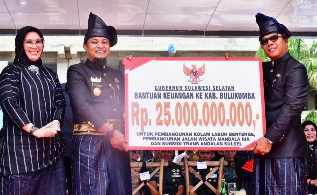 Lebih Meningkat, Gubernur Suslel Serahkan Bantuan Keuangan Rp 25 M untuk Bulukumba