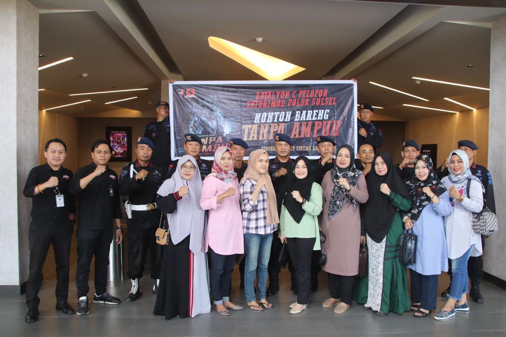 Danyon Brimob Bone Adakan Nobar Film Bertema Profesionalisme Polri
