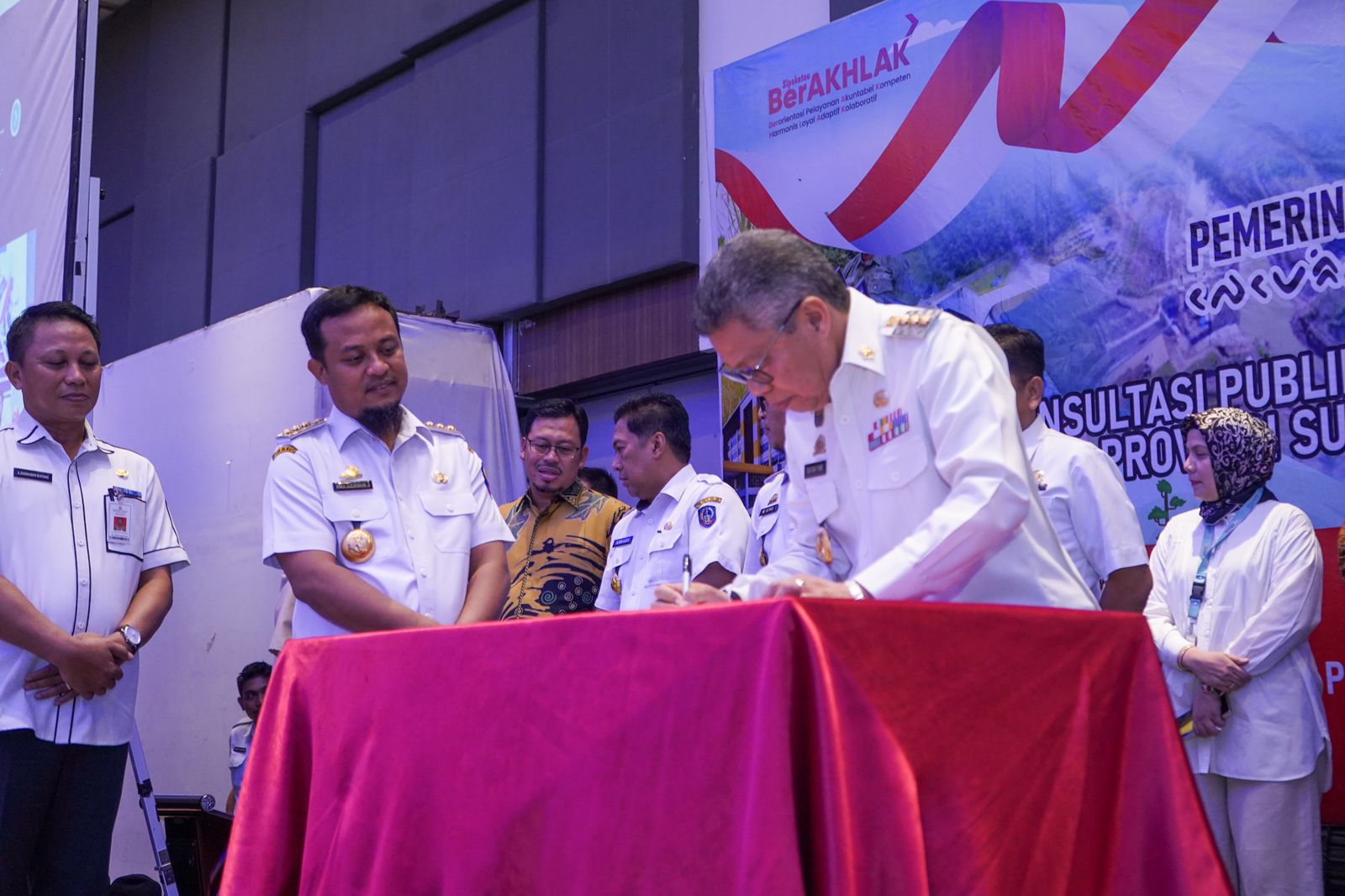 Taufan Pawe Teken Kesepakatan Forum Konsultasi Publik Rancangan RPD Sulsel 2024 – 2026