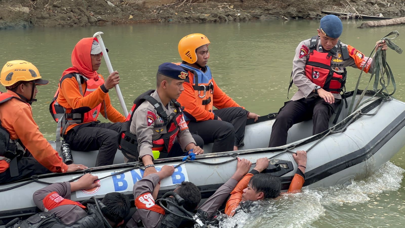 Tim SAR Gabungan Temukan Bocah Hanyut di Sungai Tanrutedong Sidrap 2 Tim SAR Gabungan Temukan Bocah Hanyut di Sungai Tanrutedong Sidrap