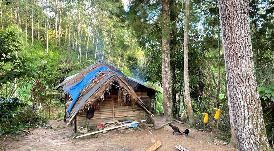Tinggal di Gubuk Reot, Keluarga Muslim Dapat Bantuan Bedah Rumah dari Panitia 110 Tahun Injil Masuk Toraja