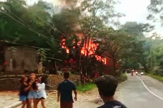THM Cafe Puncak Buntu Buaya Toraja Utara Ludes Terbakar
