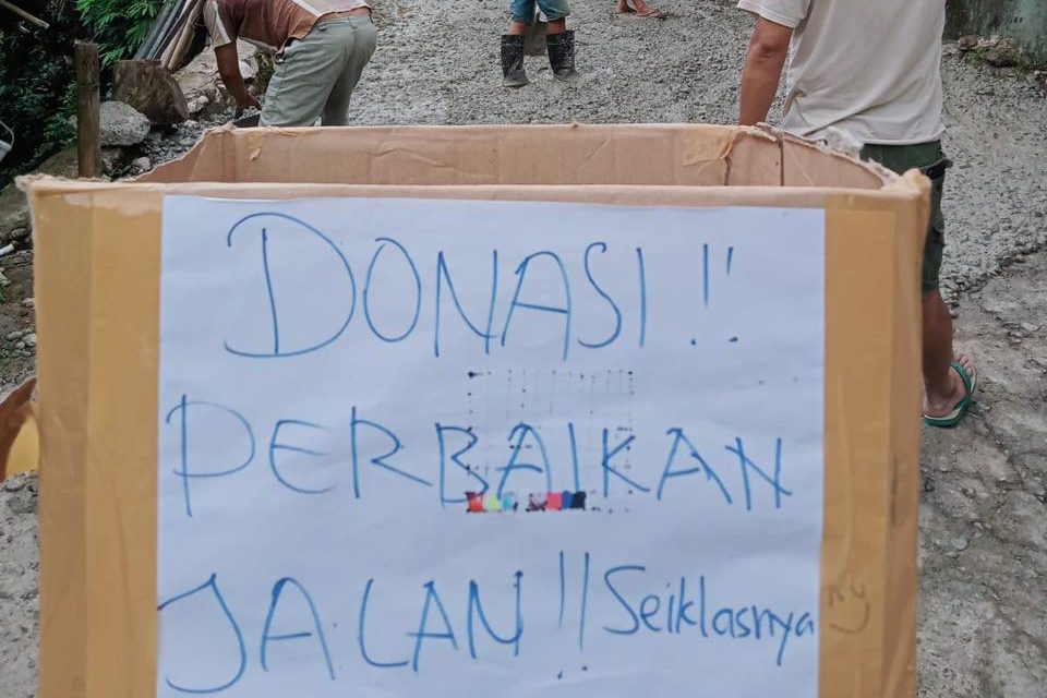 Warga Makale Perbaiki Jalan Secara Swadaya 4 Warga Makale Perbaiki Jalan Secara Swadaya