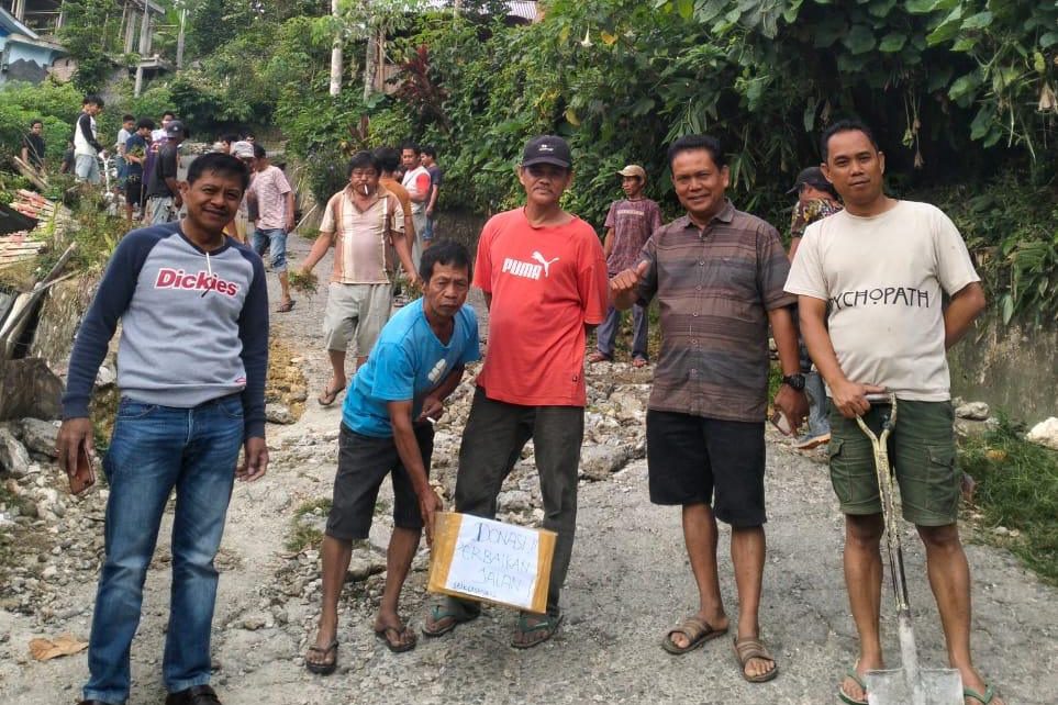 Warga Makale Perbaiki Jalan Secara Swadaya