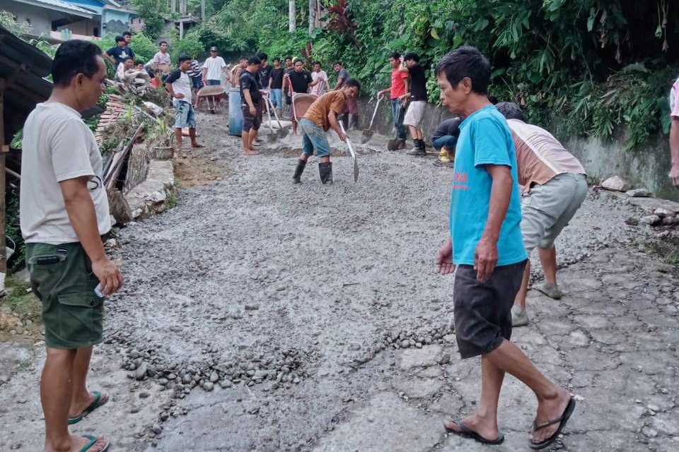 Warga Makale Perbaiki Jalan Secara Swadaya 3 Warga Makale Perbaiki Jalan Secara Swadaya