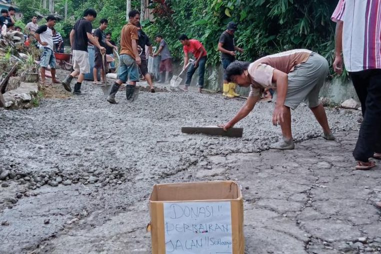 Warga Makale Perbaiki Jalan Secara Swadaya 2 Warga Makale Perbaiki Jalan Secara Swadaya