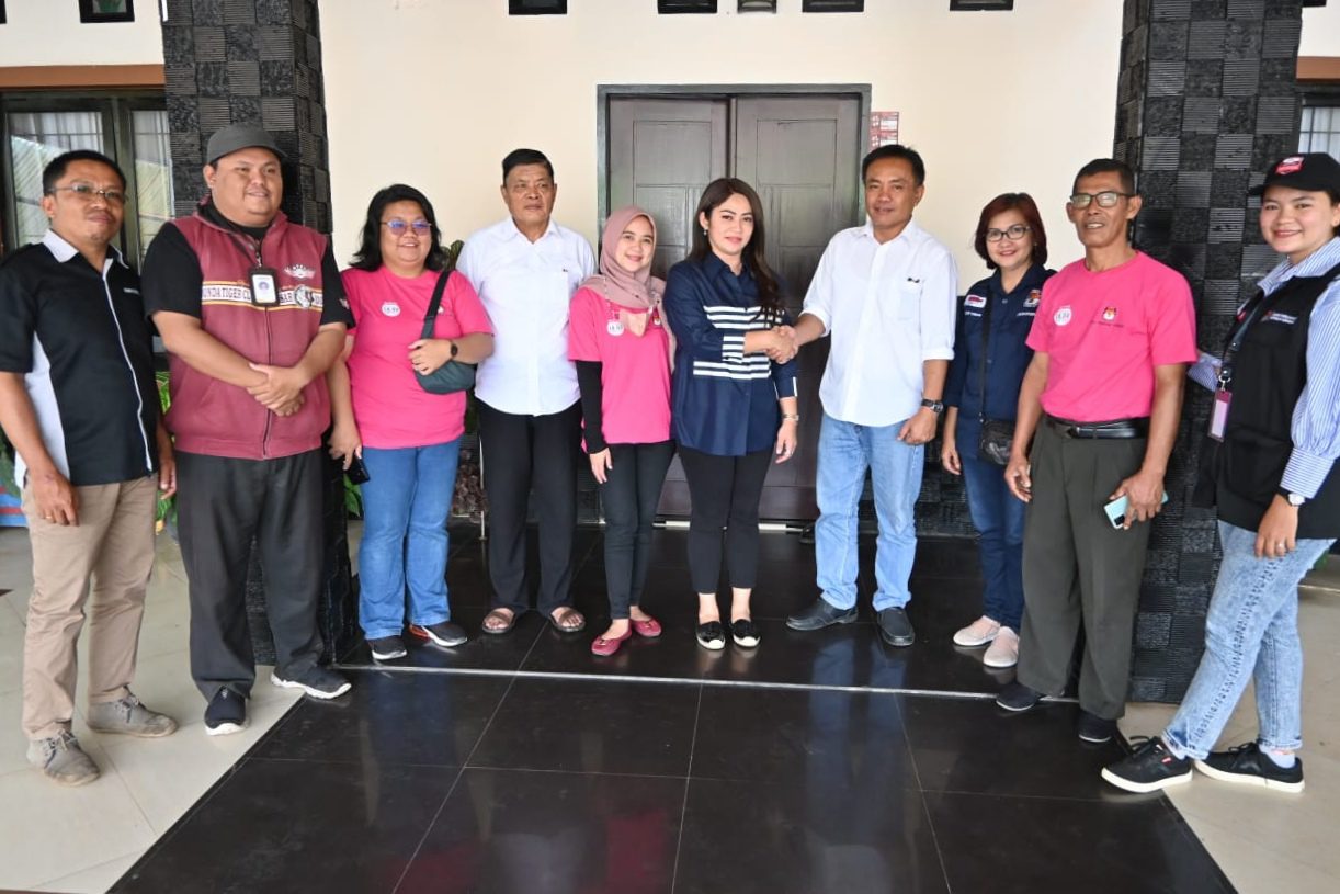 Eva Rataba Ikuti Coklit yang Dilakukan KPU Toraja Utara 2 Eva Rataba Ikuti Coklit yang Dilakukan KPU Toraja Utara