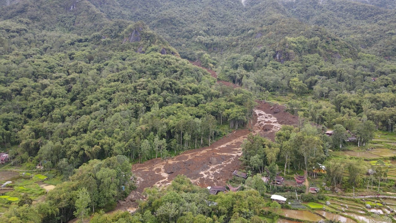 Longsor Tutup Jalan Antar Kecamatan di Toraja Utara, Ribuan Warga Terisolir-Perekonomian Lumpuh