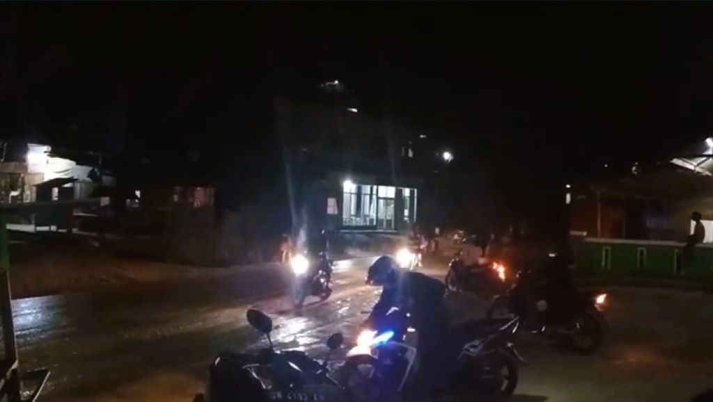 Ceceran Tanah Bikin Jalan Depan Kampus IAKN Toraja Licin, Puluhan Pengendara Motor Terjatuh