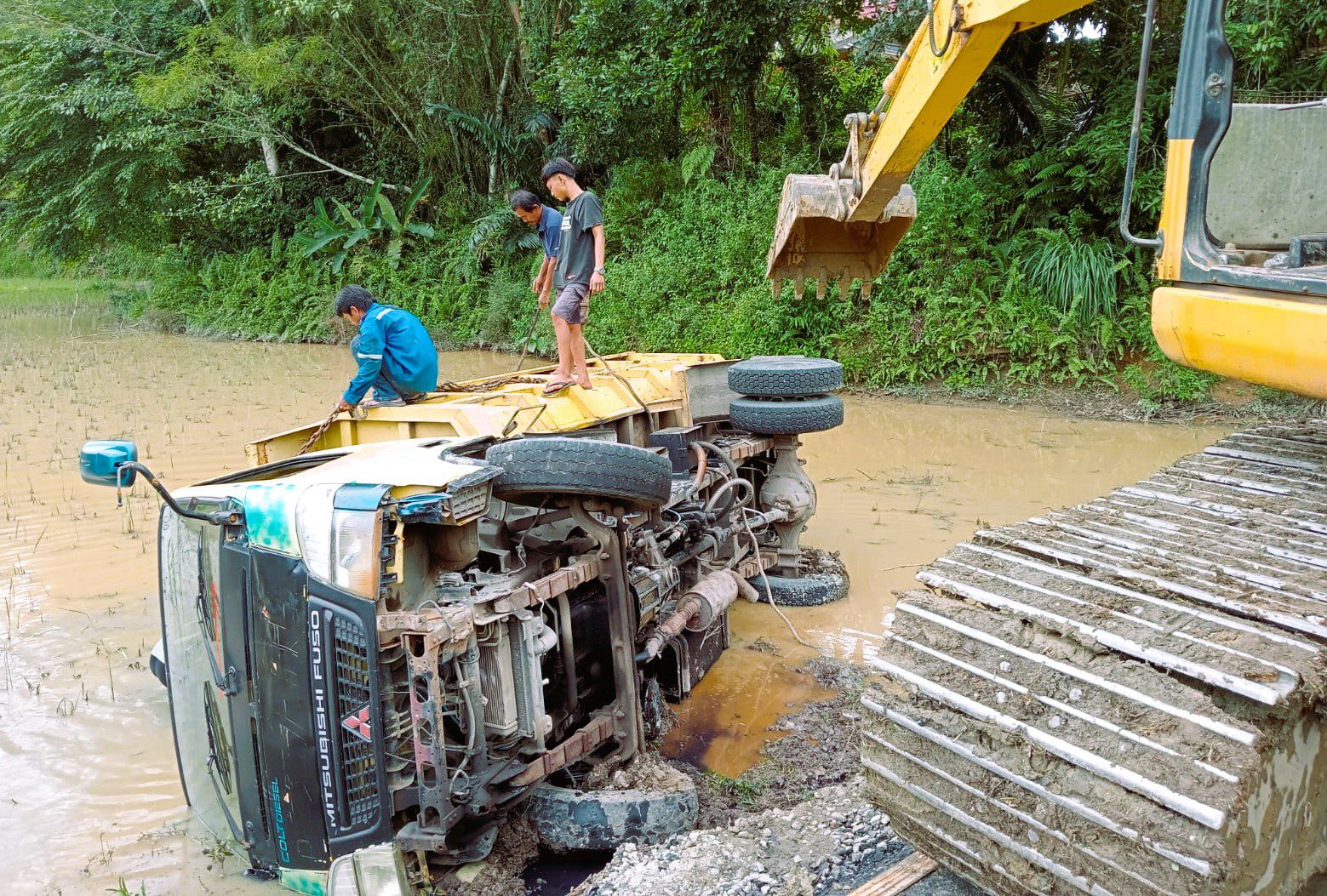 Sedang Isi Tandon Air, Sebuah Truk Terjungkal ke Sawah di Tandung La’bo Toraja Utara