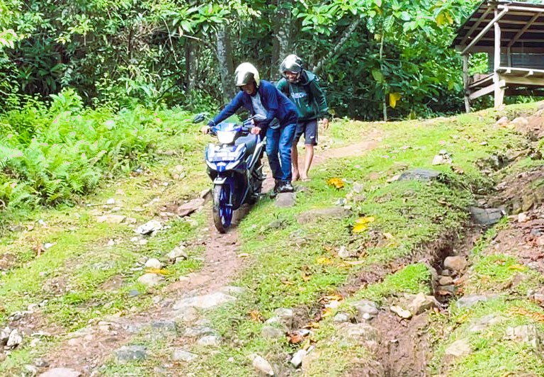 Pengunjung Keluhkan Wisata Air Terjun Karawa Pinrang, Bayar Tetapi Akses Jalan Hancur, Toilet Tak Layak