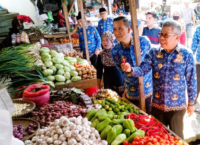 Pantau Harga Bahan Pokok, Walikota Parepare Blusukan ke Pasar Lakessi