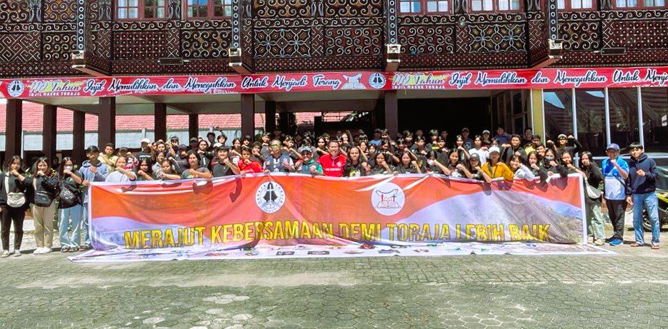 Ratusan Pasukan Toleransi Benahi Salib Buntu Singki Menyambut 110 Tahun Injil Masuk Toraja