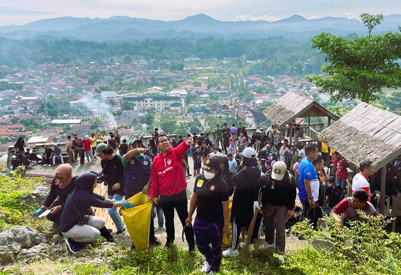 Ratusan Pasukan Toleransi Benahi Salib Buntu Singki Menyambut 110 Tahun Injil Masuk Toraja