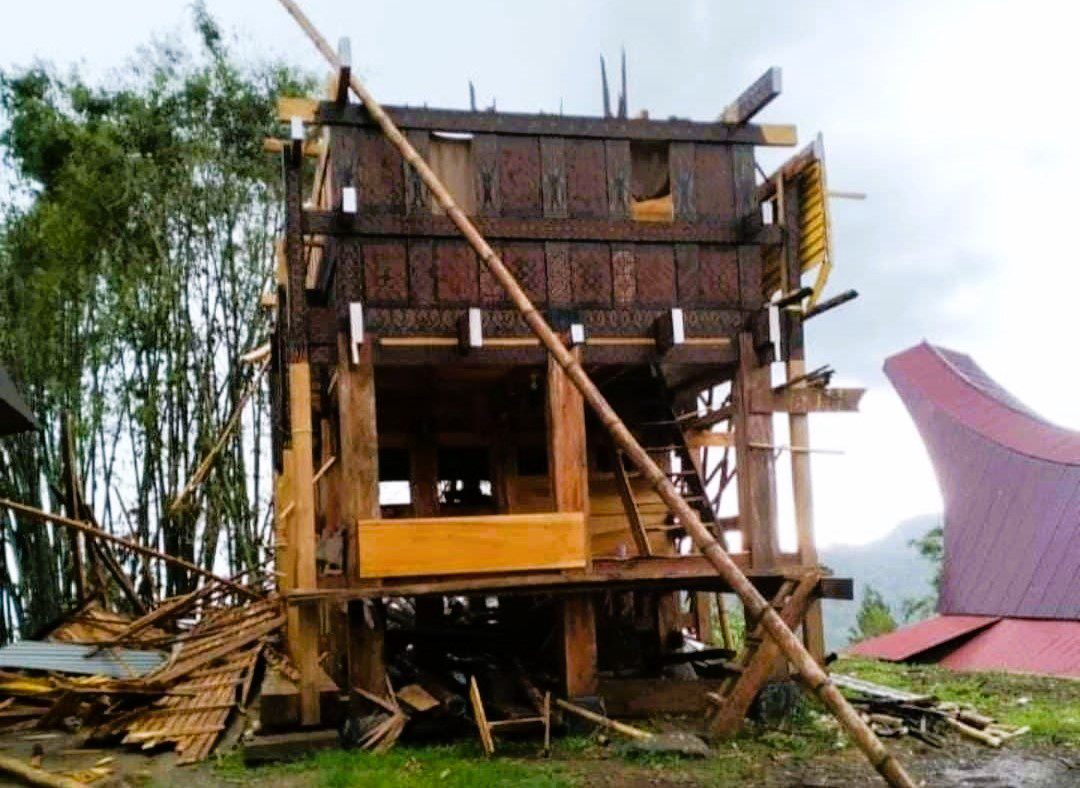 Diterjang Puting Beliung Satu Rumah Tongkonan di Sesean Suloara’ Rusak Parah