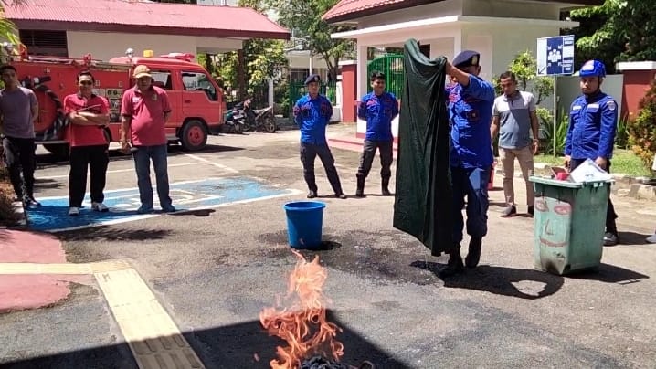 Pengadilan Negeri dan Damkar Enrekang Sosialisasikan Pemadaman Kebakaran