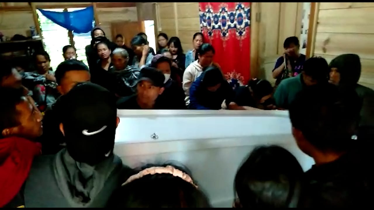 Mahasiswa Toraja Korban Penembakan KKB Papua Tiba di Rumah Duka, Keluarga Menangis Histeris