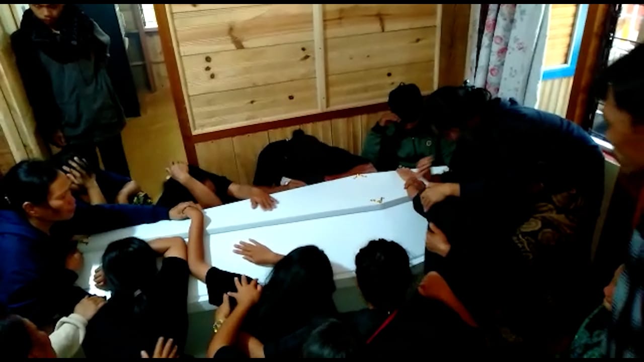 Mahasiswa Toraja Korban Penembakan KKB Papua Tiba di Rumah Duka, Keluarga Menangis Histeris