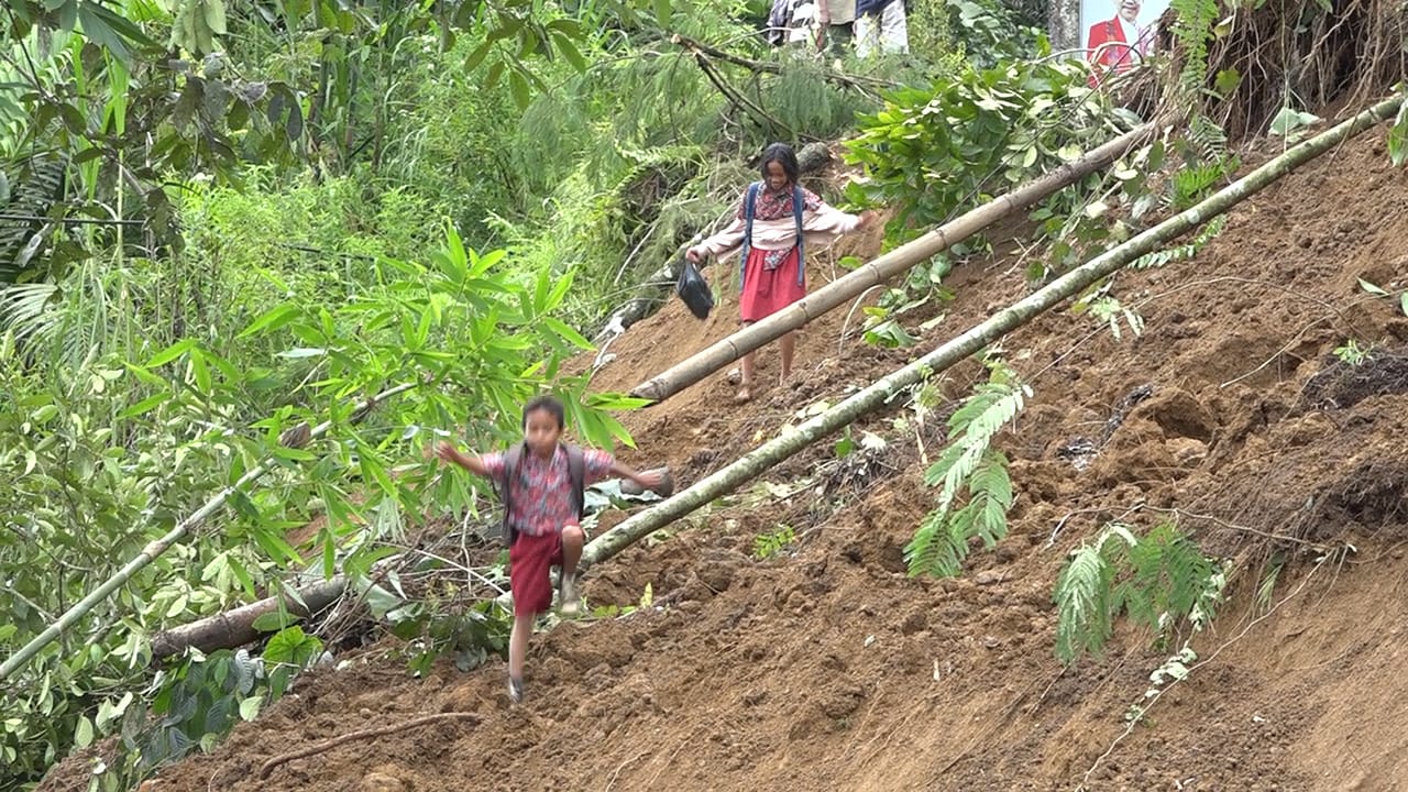Jalan Tertutup, Murid SD di Sareale Toraja Utara Nekat Terobos Material Longsor ke Sekolah