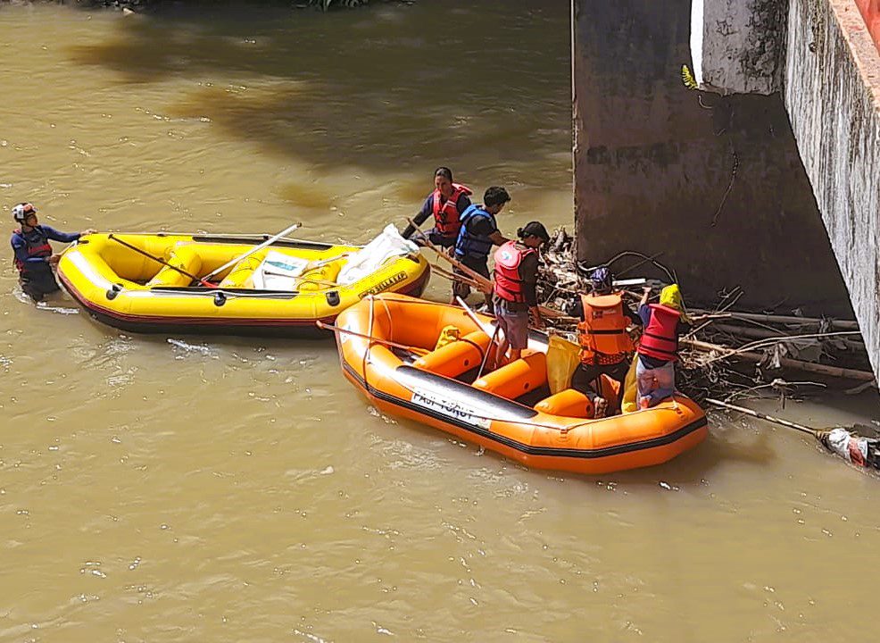 Pentingnya Menjaga Lingkungan, Panitia 110 Tahun IMT Bersihkan Sungai Sa’dan