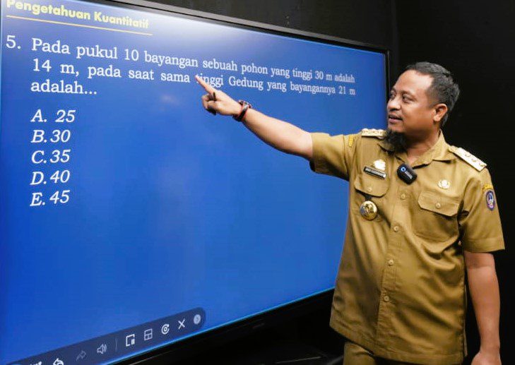 Jadi Guru Dadakan, Gubernur Andi Sudirman Jelaskan Soal Matematika