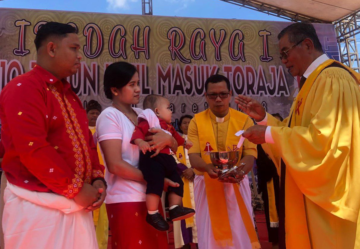 Peringatan Injil Masuk Toraja, 110 Anak Dibaptis Bersamaan 