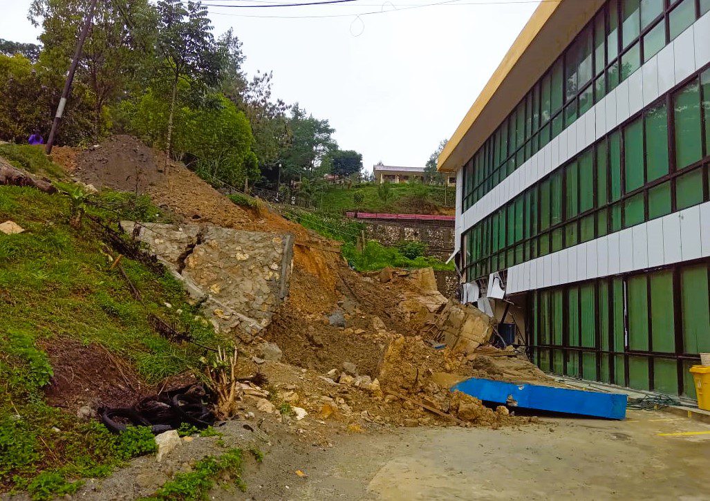 Talud Ambruk Timpa Kantor Rektorat IAKN Toraja