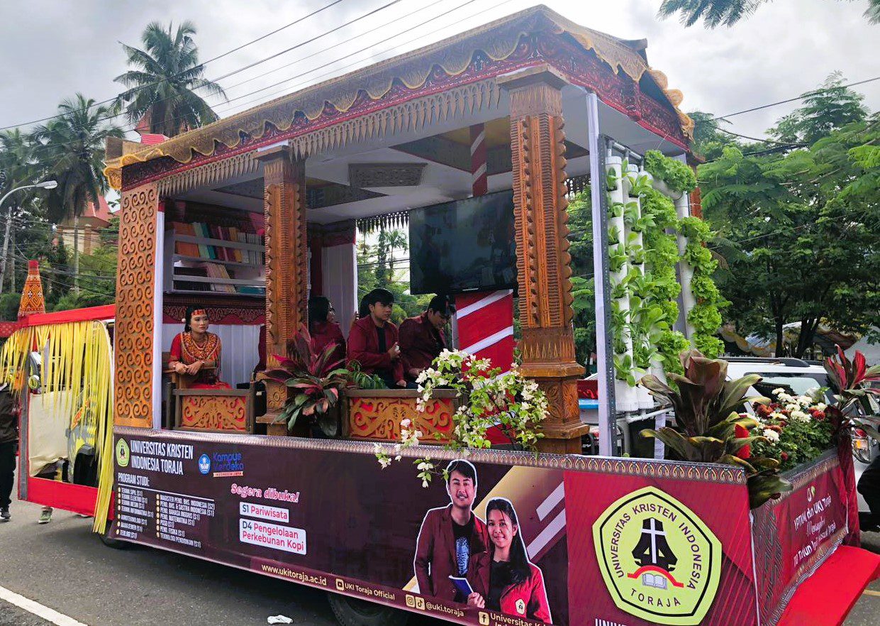 Gaungkan Digitalisasi Literasi, UKI Toraja Sabet Juara 1 Mobil Hias