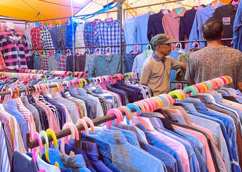 Aturan Larang Impor Baju Bekas, Pedagang Cakar di Pasar Makale Merugi