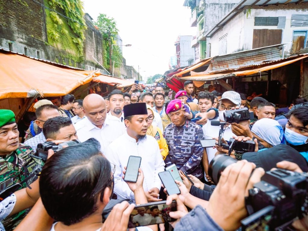 Hari Kedua Ramadhan, Gubernur Andi Sudirman Pantau Stok dan Harga Bahan Pokok di Pasar Terong 2 Hari Kedua Ramadhan, Gubernur Andi Sudirman Pantau Stok dan Harga Bahan Pokok di Pasar Terong