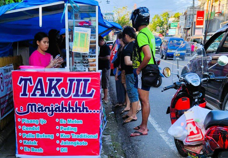 Mengais Rejeki di Bulan Ramadan, Pedagang Takjil Dadakan Bermunculan