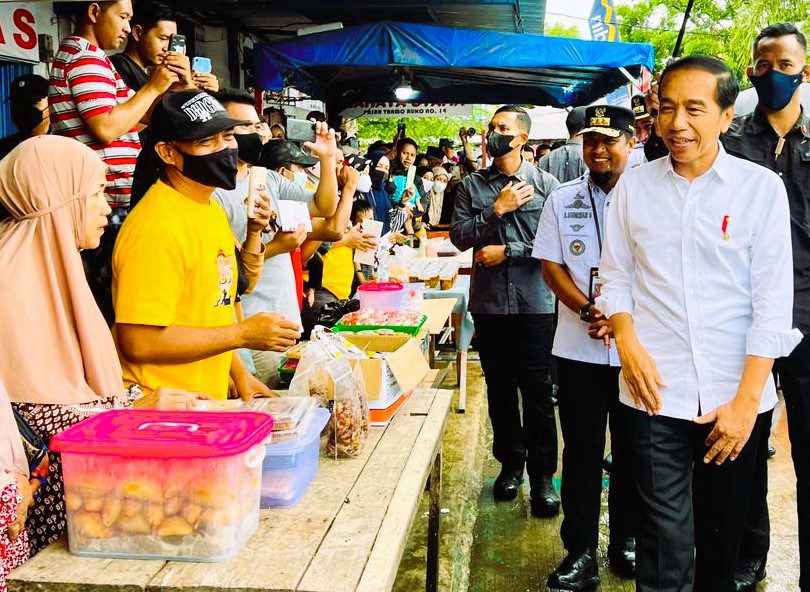 Cek Harga Bahan Pokok, Presiden Jokowi Sambangi Pasar Tramo Salewangan Maros