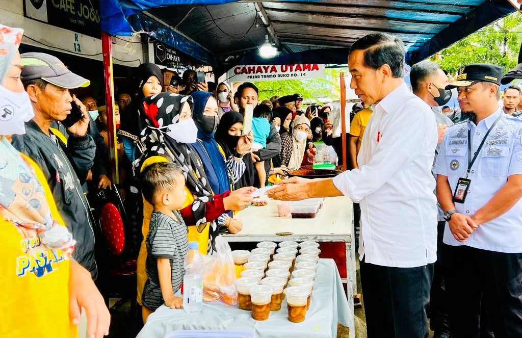 Cek Harga Bahan Pokok, Presiden Jokowi Sambangi Pasar Tramo Salewangan Maros