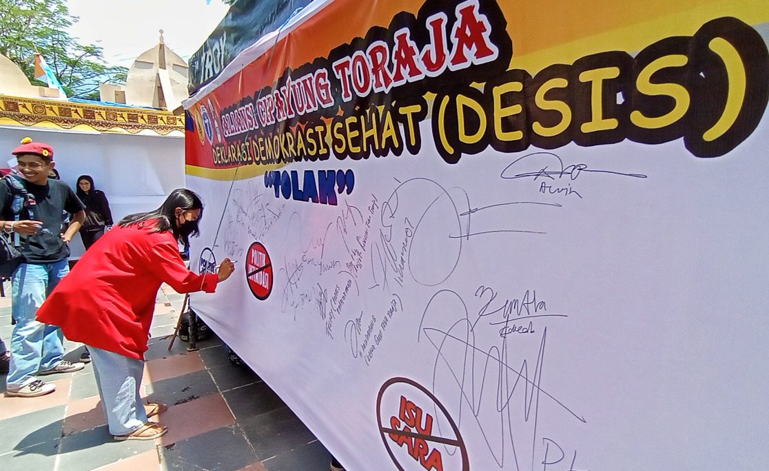Bawaslu Tana Toraja dan Aliansi Cipayung Deklarasi Demokrasi Sehat di Makale 2 Bawaslu Tana Toraja dan Aliansi Cipayung Deklarasi Demokrasi Sehat di Makale